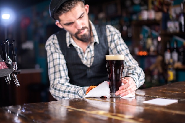 Barman maakt een cocktail in de bierhal