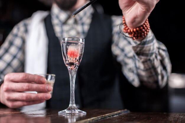 Barman maakt een cocktail in de bierhal