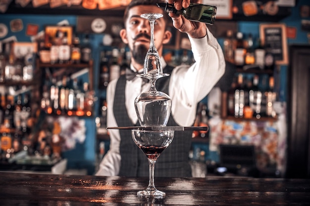 Barman maakt een cocktail in de brasserie