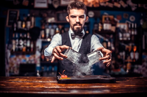 Barman maakt een cocktail in de salon