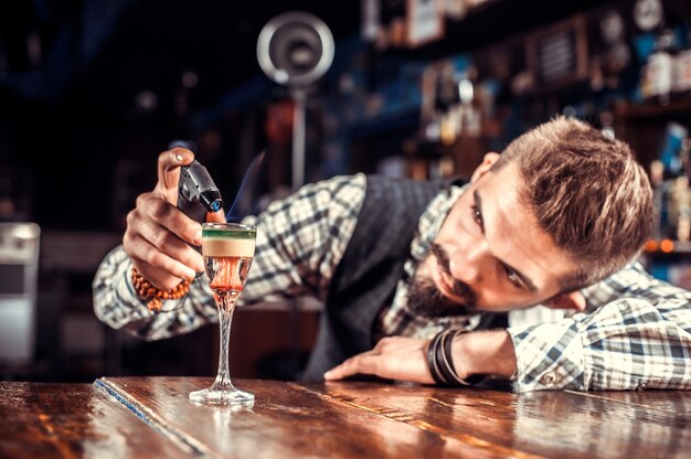 Barman maakt een cocktail in de salon