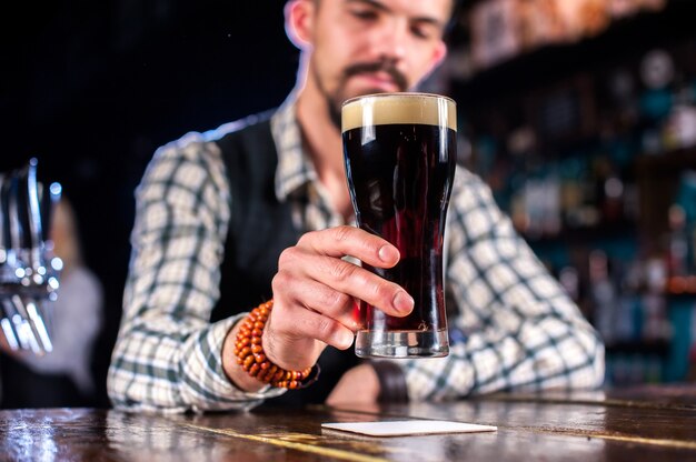 Barman maakt een cocktail in de saloon