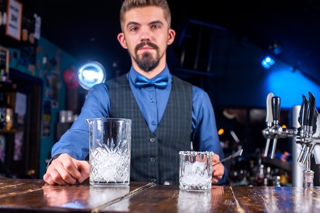 Barman maakt een cocktail in de taproom