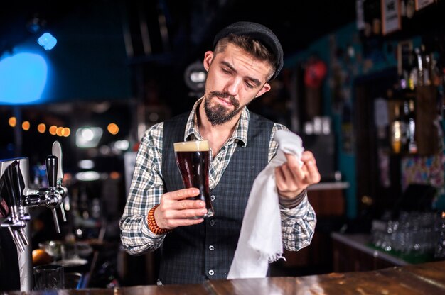 Barman maakt een cocktail in het bierhuis