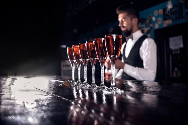 Barman maakt een cocktail in het bierhuis