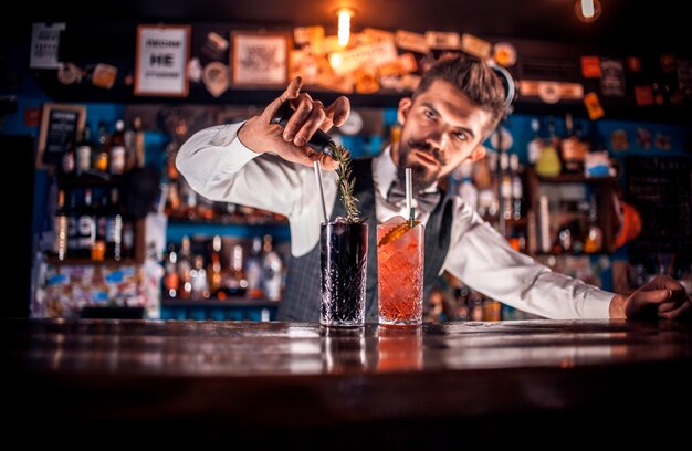 Barman maakt een cocktail in het portiershuis