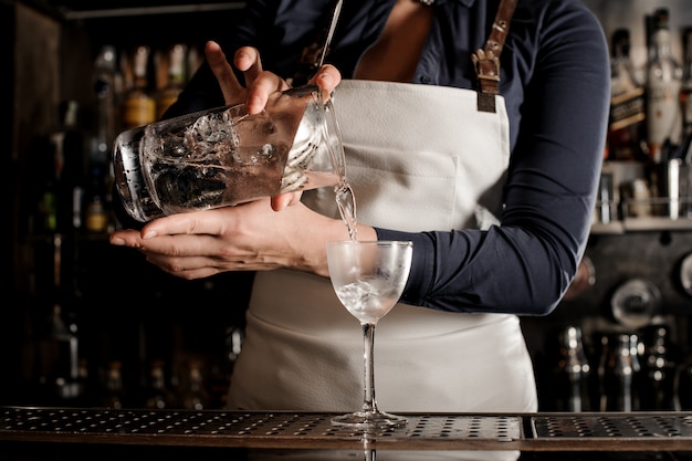 Barman maken van een verse cocktail aan de bar