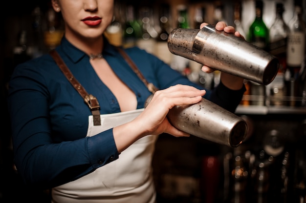 Barman maken van een verse cocktail aan de bar