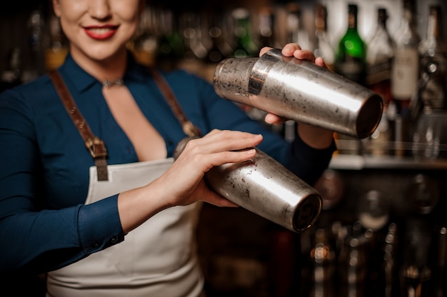 Barman maken van een verse cocktail aan de bar