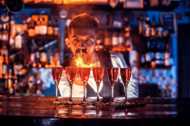 Il barman prepara un cocktail in portineria