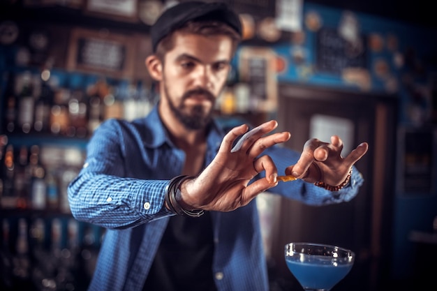 Barman mixt een cocktail in de taproom
