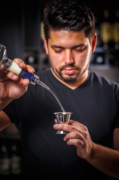 Barman op het werk