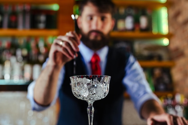 Photo barman preparing cocktail in night club