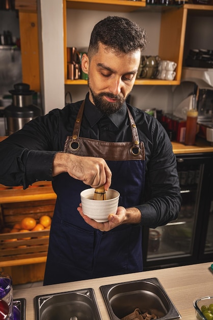 Foto il barista prepara il matcha latte