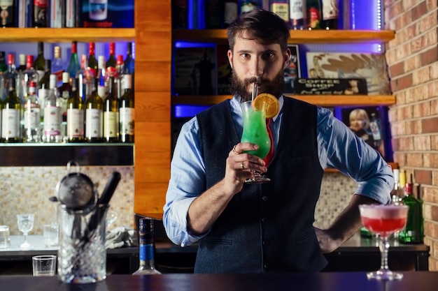 Barman proeft de nieuwe cocktail