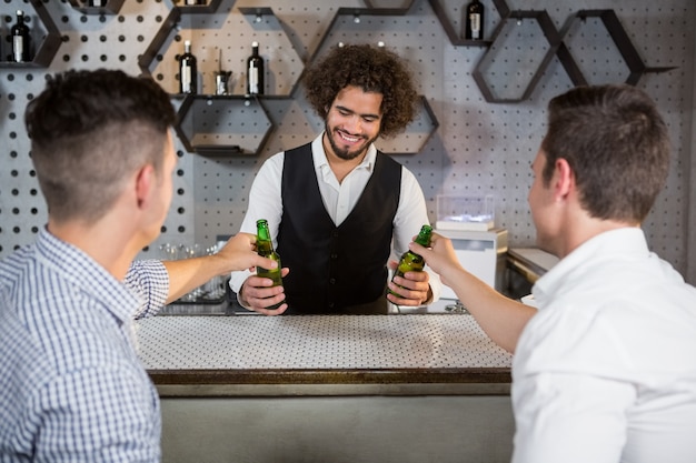 Barman serveren glas bier aan klanten