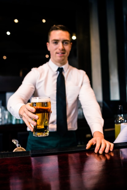 バーテンダーがバーでビールを飲んで