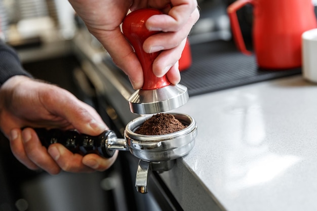 Barman staat op het punt koffie te temperen