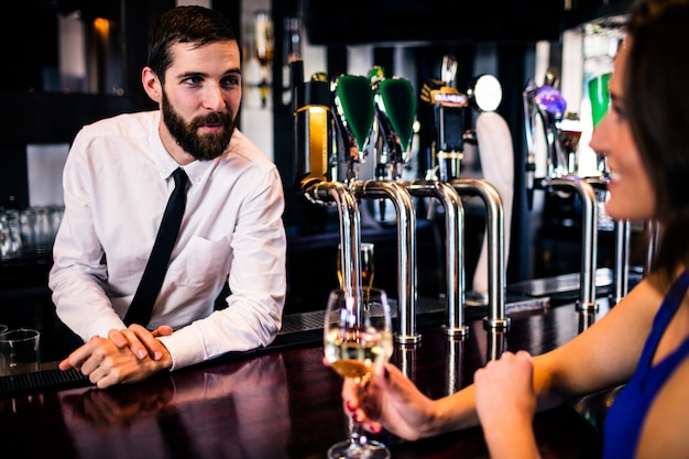 Barista parlando con un cliente carino in un bar