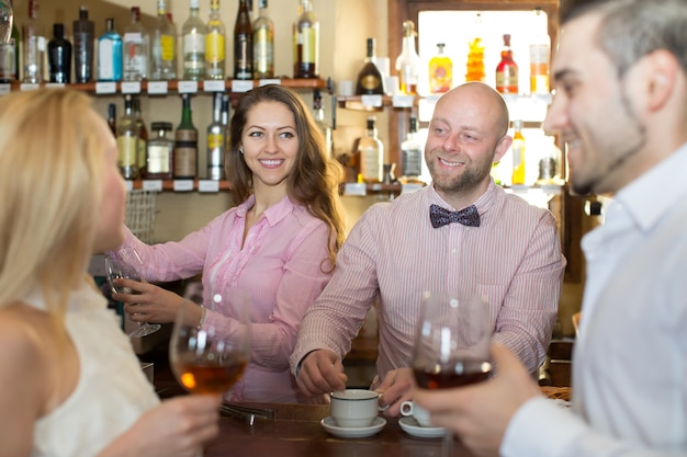 Barman vermakelijke gasten