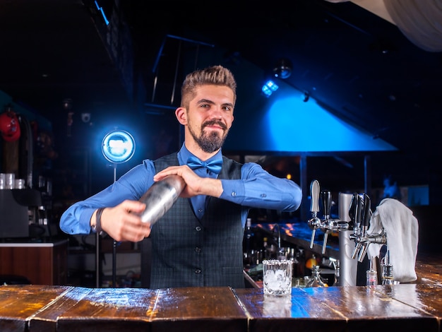 Barman verzint een cocktail in de bierhal