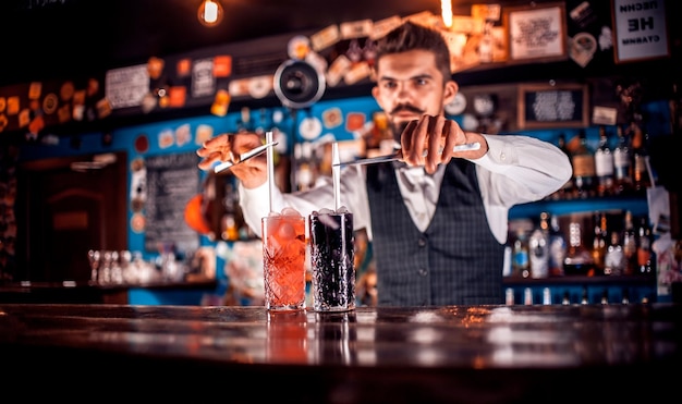 Barman verzint een cocktail in het portiershuis