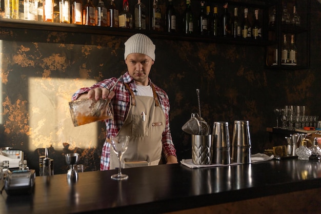 Barman al lavoro che prepara cocktail concept su servizio e bevande