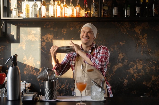 Barman al lavoro che prepara cocktail concept su servizio e bevande