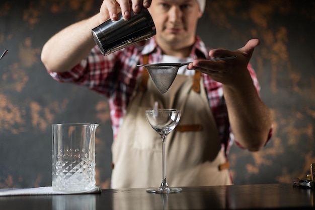 Barman al lavoro che prepara cocktail concept su servizio e bevande