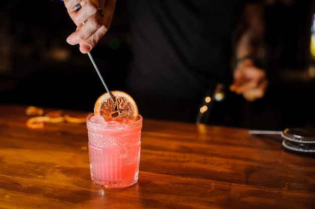 Barman al lavoro, preparare cocktail