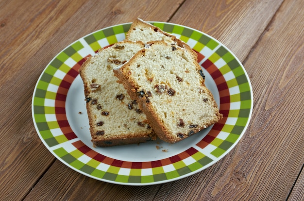 Barmbrack iers gistbrood met toegevoegde rozijnen en rozijnen