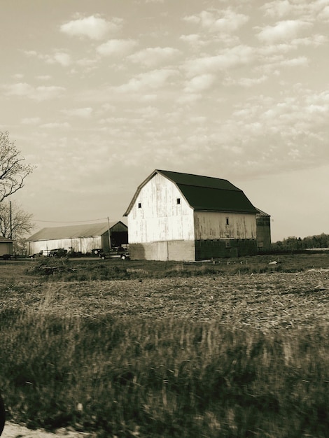 Photo barn on field against sky