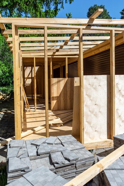 村 の 土地 に 家庭 の 道具 を 収納 する ため の 納屋 が 建設 さ れ て い ます