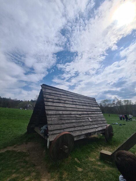 青空を背景にした納屋