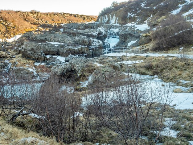 Barnafoss-watervalwater wordt ijskristal in het winterseizoen in IJsland