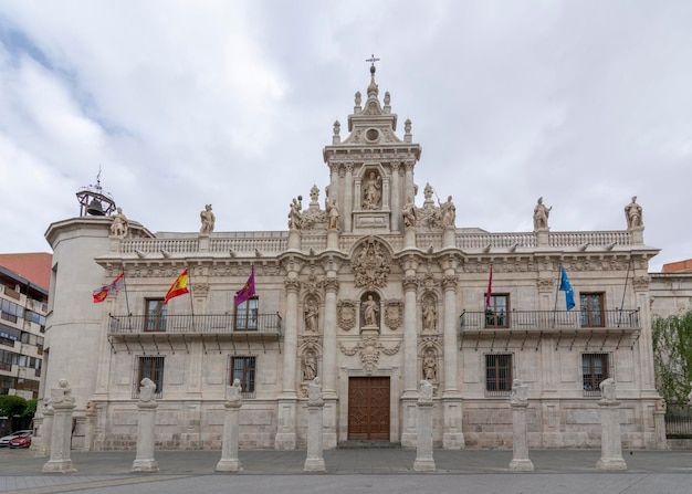 Barokke gevel van het universiteitsgebouw in Valladolid, Spanje