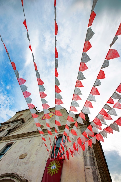 Foto barokke kerk versierd met vlaggen van festa junina