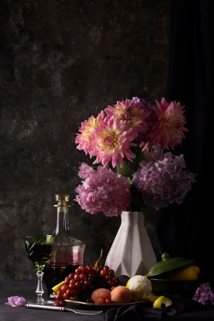 Foto barokke stijl met bloemen en fruit