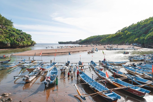 Baron Beach in Gunung Kidul Indonesië met bezoeker en traditionele boot Yogyakarta Indonesië januari 2023