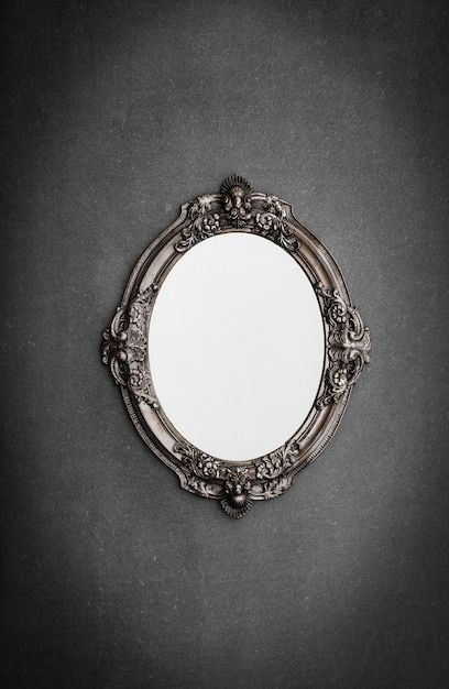 회색 벽에 바로크 빅토리아 시대 거울