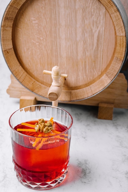 Barrel aged coffee negrony cocktail gegarneerd met een sinaasappelschil