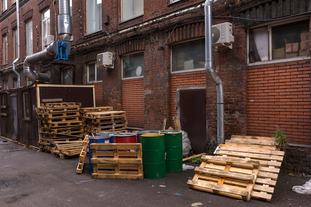 Foto botti e pallet sono nel cortile del magazzino