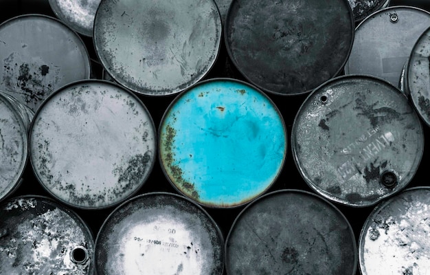 Бочки для хранения нефти Металлические канистры Бочки для топлива сложены в ряд