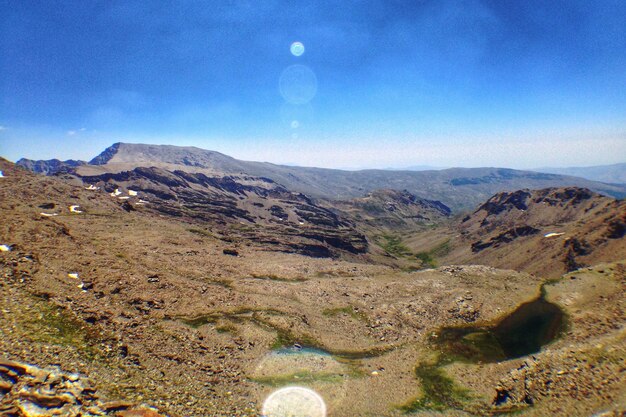 Foto paesaggio arido contro un cielo blu limpido