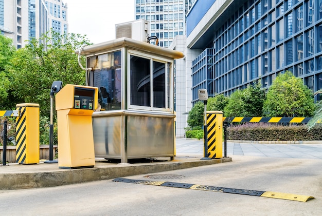 Foto barrière van een hotelsparkeerterrein