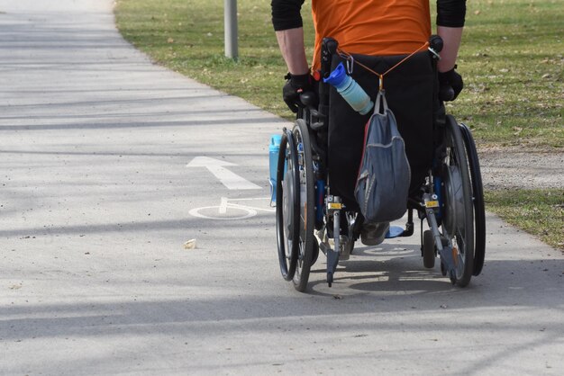 Foto barrièrevrije toegang en mobiliteit in het dagelijks leven voor rolstoelgebruikers