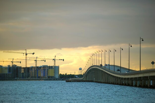 Barron Collier Bridge en Gilchrist Bridge in Florida met bewegend verkeer Vervoersinfrastructuur in Charlotte County die Punta Gorda en Port Charlotte over de Peace River verbindt