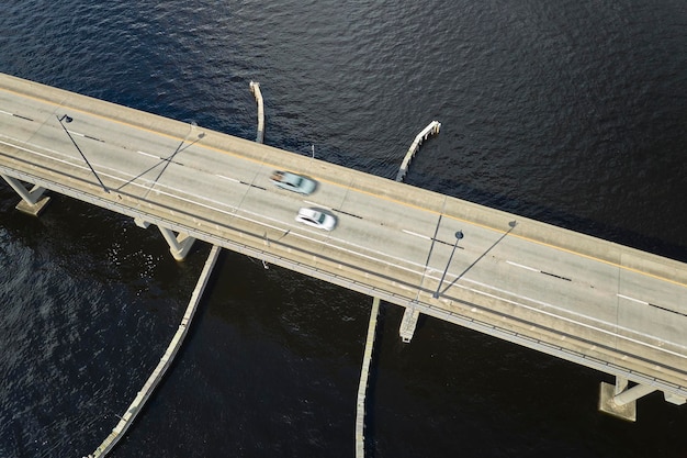 플로리다의 바론 콜리어 다리와 길크리스트 다리 (Barron Collier Bridge and Gilchrist Bridge) 는 타 고르다 (Punta Gorda) 와 포트 롯 (Port Charlotte) 을 연결하는 롯 카운티 (Charlotte County) 의 교통 인프라를 갖추고 있다.