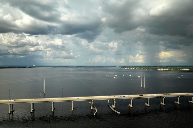 Photo barron collier bridge and gilchrist bridge in florida with moving traffic transportation infrastructure in charlotte county connecting punta gorda and port charlotte over peace river