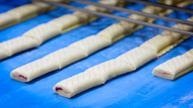 Bar torte panini biscotti sullo sfondo della linea di produzione dolci dolci per il tè concetto di dolci da ingrasso